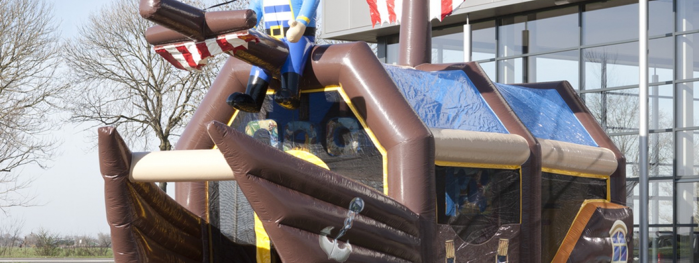 teloeken-event-gmbh-huepfburg-xxl-kanonenschiff-pirat